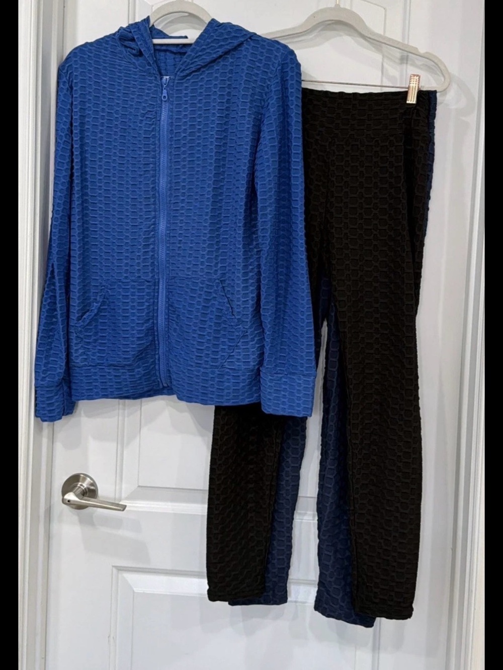 3 Piece  Textured Lounge Suit Size M/L, sport set
